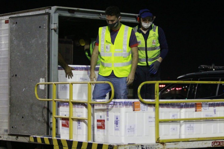  Ceará recebe 151 mil doses de vacinas AstraZeneca contra covid