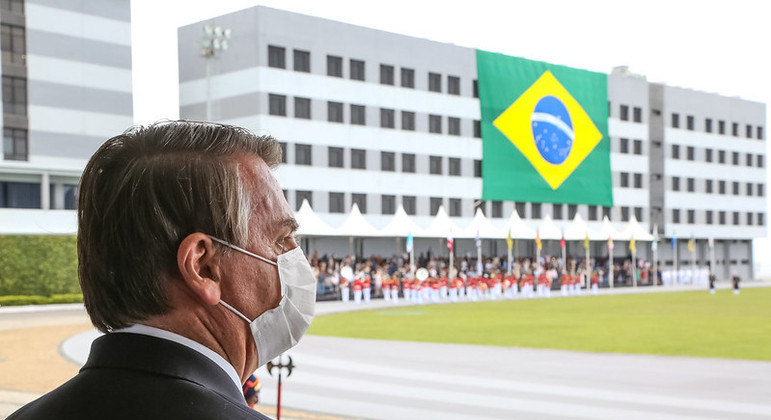  Bolsonaro diz que indicará apenas em julho novo ministro do STF