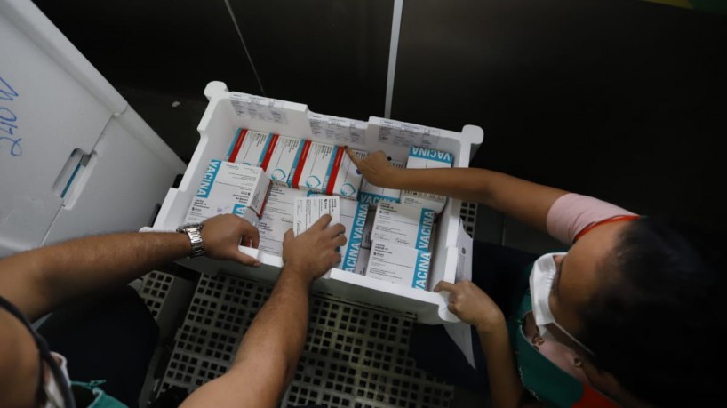  Ceará recebe 152.420 doses da vacina da AstraZeneca, que serão utilizadas para D2