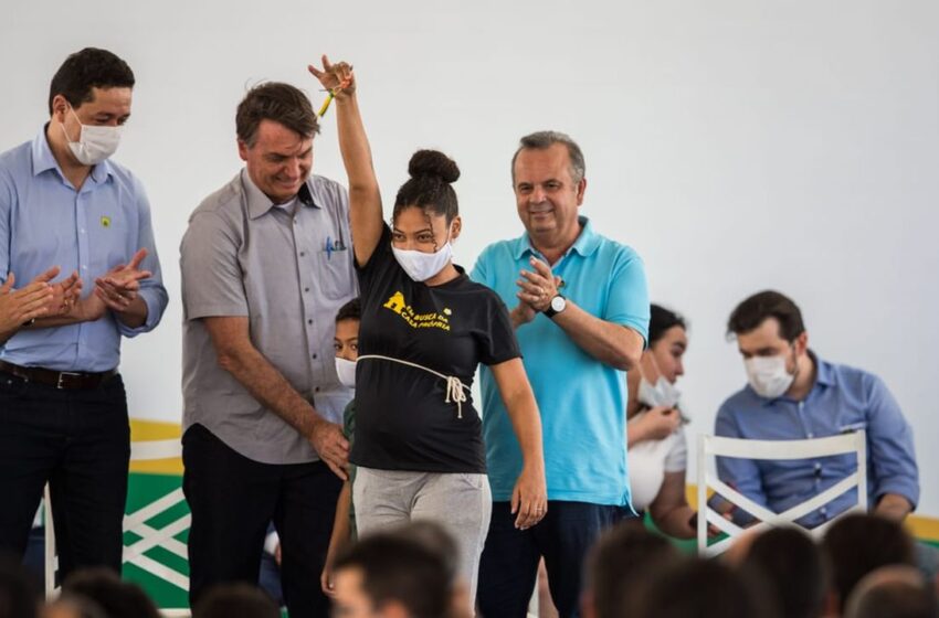  Aliado de Camilo, deputado Pedro Bezerra é vaiado em solenidade com Bolsonaro no Cariri