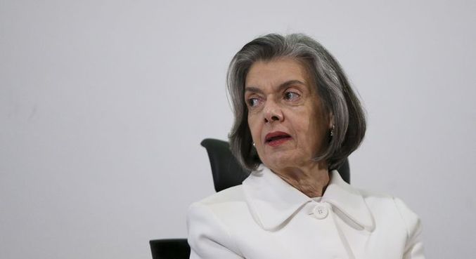  Cármen Lúcia dá 24h para PGR se manifestar sobre Bolsonaro