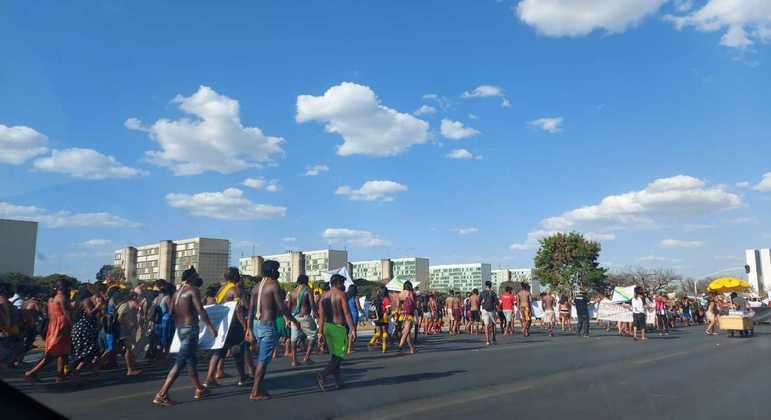  Deslocamento de 6 mil indígenas leva tensão ao STF