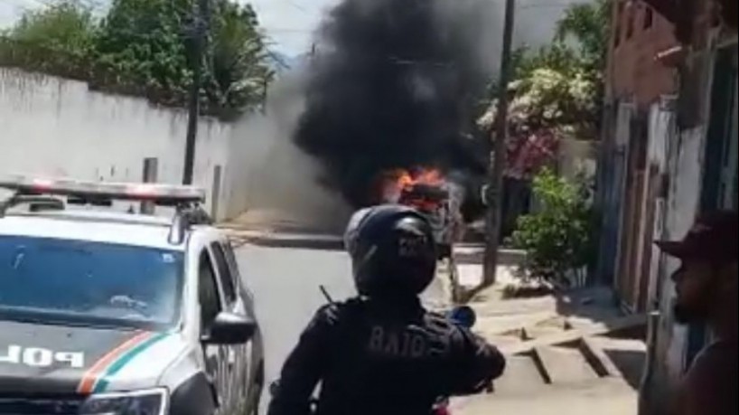  Moradores incendeiam veículo e saqueiam igreja de suspeito de ocultar corpo de bebê