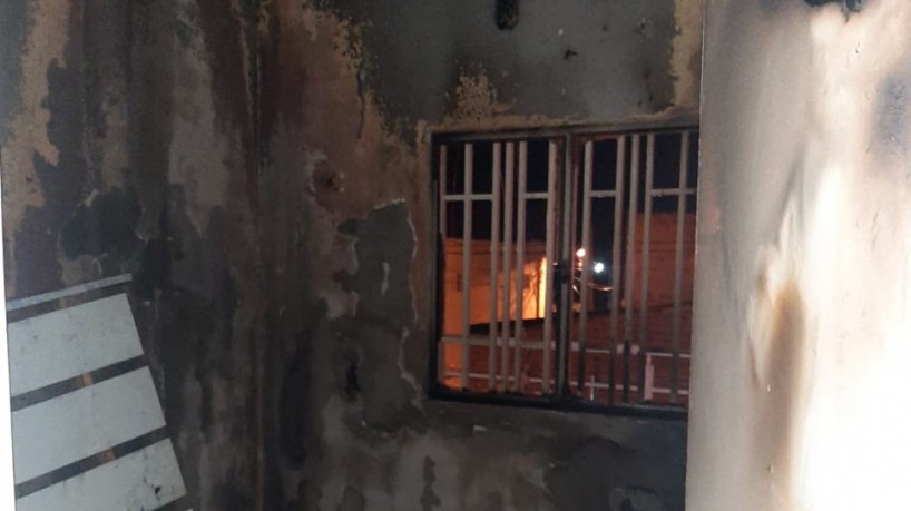  Criança de sete anos morre carbonizada em incêndio residencial em Iguatu; mãe está presa