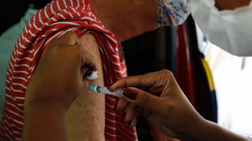  Fortaleza começa aplicação de quarta dose em idosos acima de 80 anos no sábado