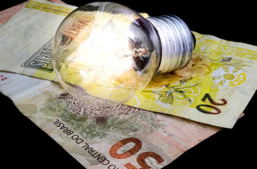  População questiona reajuste nas contas de energia