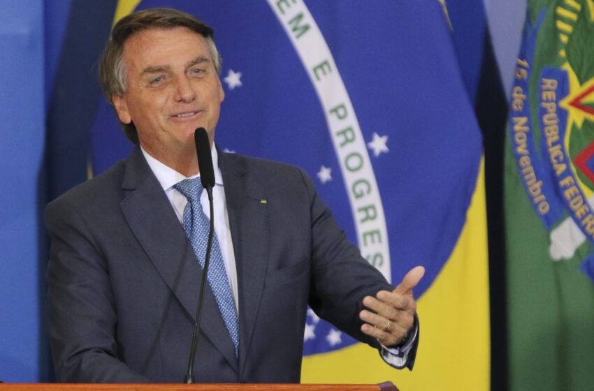  Bolsonaro sanciona piso permanente de R$ 400 do Auxílio Brasil