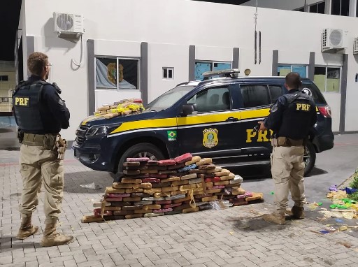  PRF apreende 123 quilos de droga escondidos em tanque de caminhão no interior do Ceará.