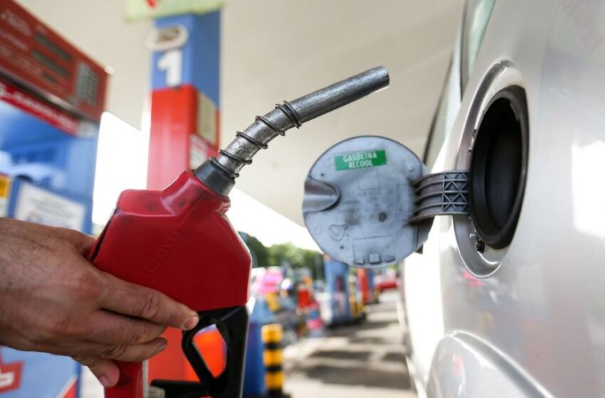  Preço da gasolina cai mais 1,8% e vai a R$ 4,88 por litro.