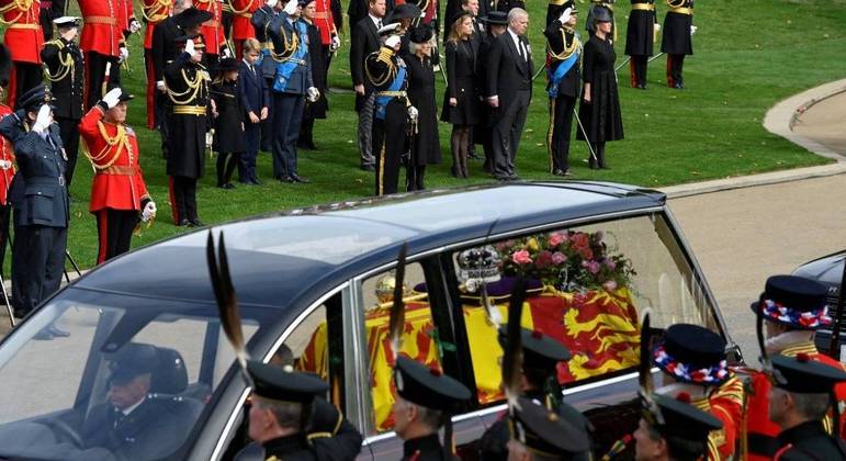  Caixão de Elizabeth 2ª deixa Londres e segue para Windsor, onde rainha será sepultada.