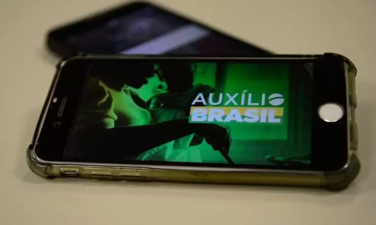  Última parcela de outubro do Auxílio Brasil é paga hoje.