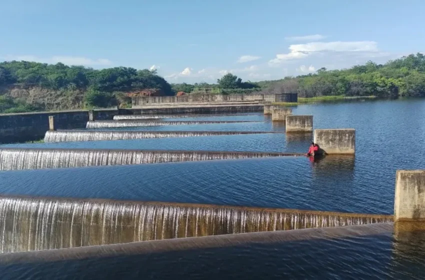  Rio Quitaiús corre risco de transbordar, em Lavras da Mangabeira.