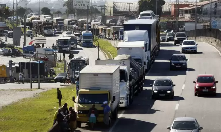  Auxílios Emergenciais Caminhoneiro e Taxista são pagos neste sábado.