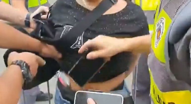  Mulher é presa em bloco de Carnaval com 13 celulares dentro da calça e debocha da situação.