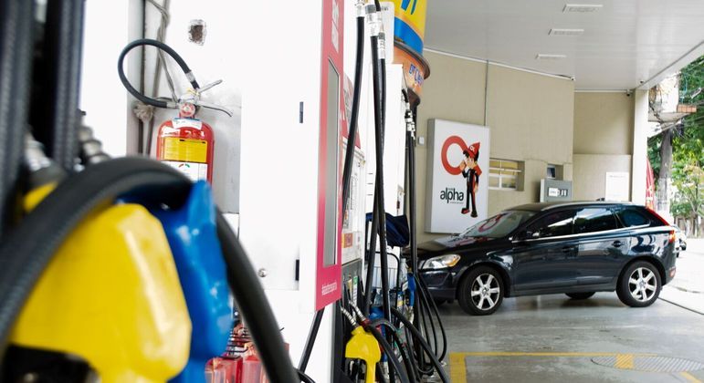  Governo é pressionado a manter isenção de tributos federais sobre gasolina e etanol.