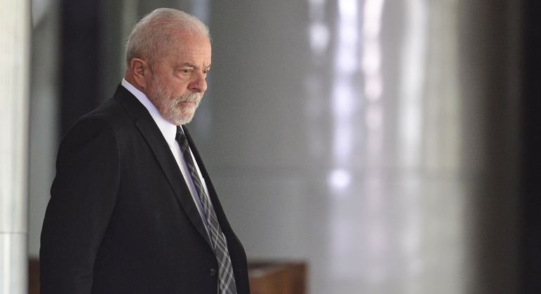  Lula anuncia salário mínimo de R$ 1.320 para maio.