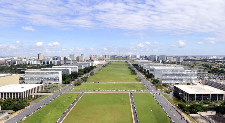  Congresso recebe projeto do governo para aumentar em 9% salário dos servidores do Executivo.