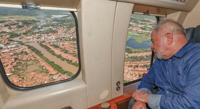  Lula sobrevoa cidades atingidas pelas chuvas no Maranhão.