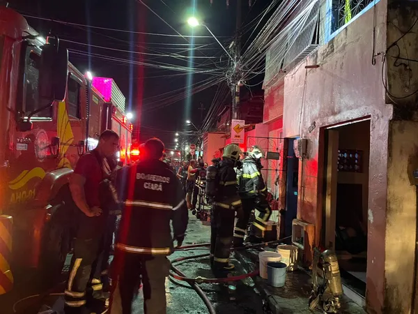  Menina de 2 anos morre carbonizada durante incêndio em casa em Fortaleza.