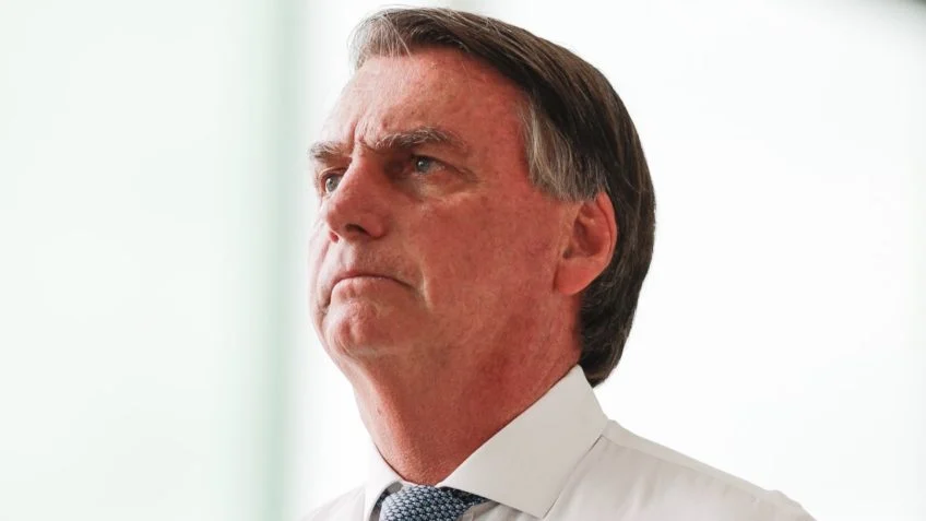  Bolsonaro afirma que irá resolver eleições do Ceará nos próximos dias.