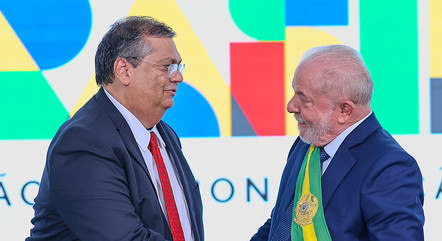  Lula se reúne com Dino no Palácio da Alvorada; ministro é favorito para STF.