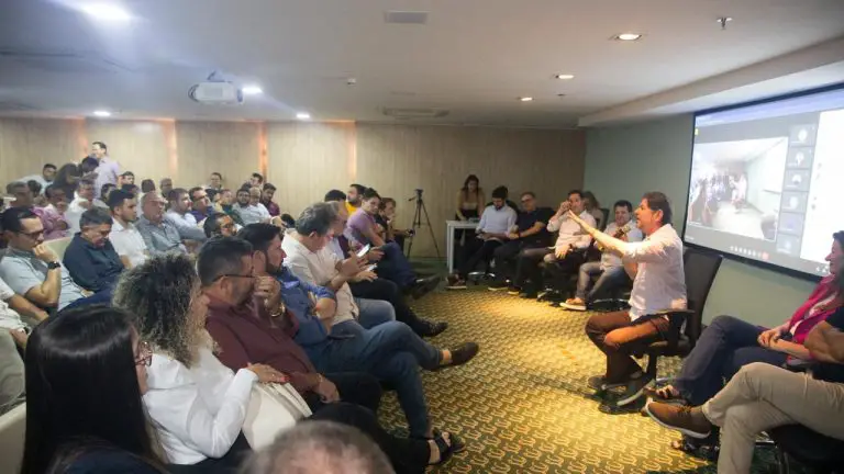  Cid Gomes adia anúncio de novo partido para meados de janeiro