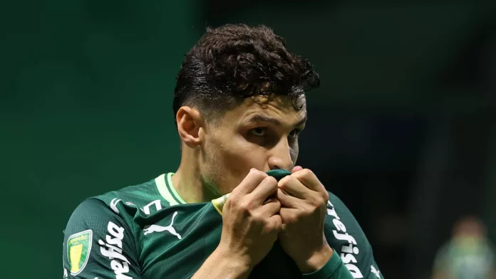  “Deixa que eu resolvo”: Veiga marca os três primeiros gols do Palmeiras em 2024