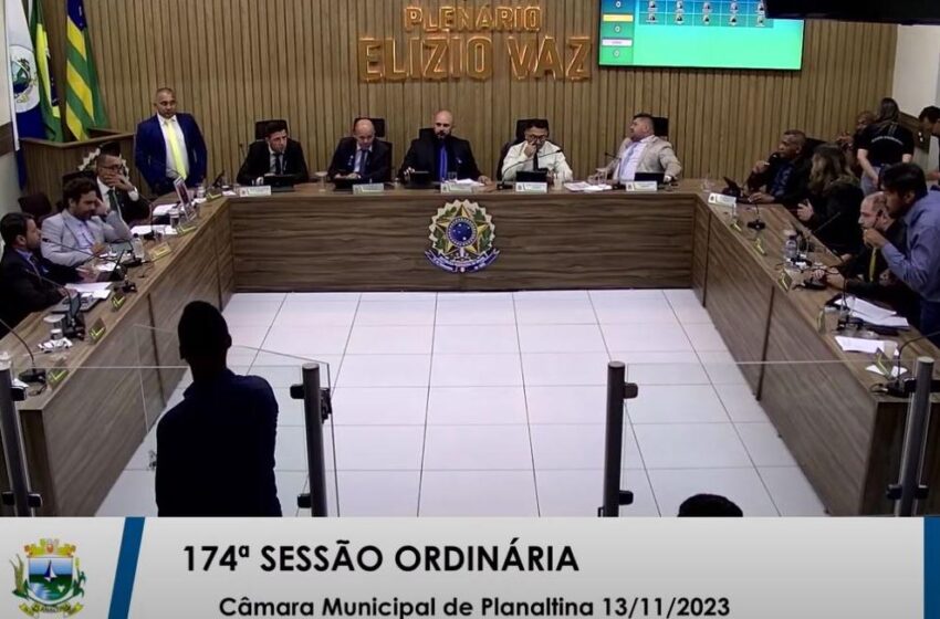  Vereador é indiciado por fazer som de macaco para colega parlamentar negro em Goiás