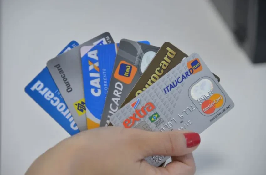  Juros do cartão de crédito voltam a subir em abril e atingem 423,5% ao ano.