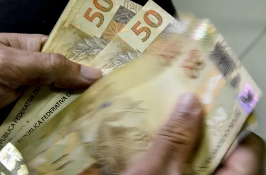 INSS paga segunda parcela do 13º a quem recebe acima do mínimo.