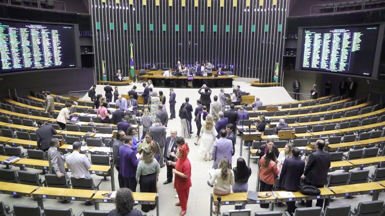  Câmara aprova PEC que perdoa dívida dos partidos; confira votos dos cearenses.