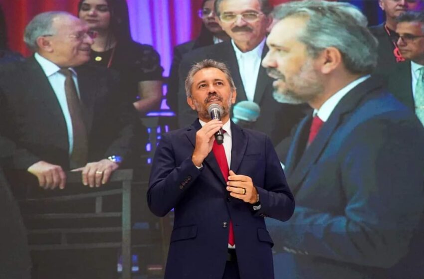  Governador promete distribuir bíblias em escolas do Ceará.