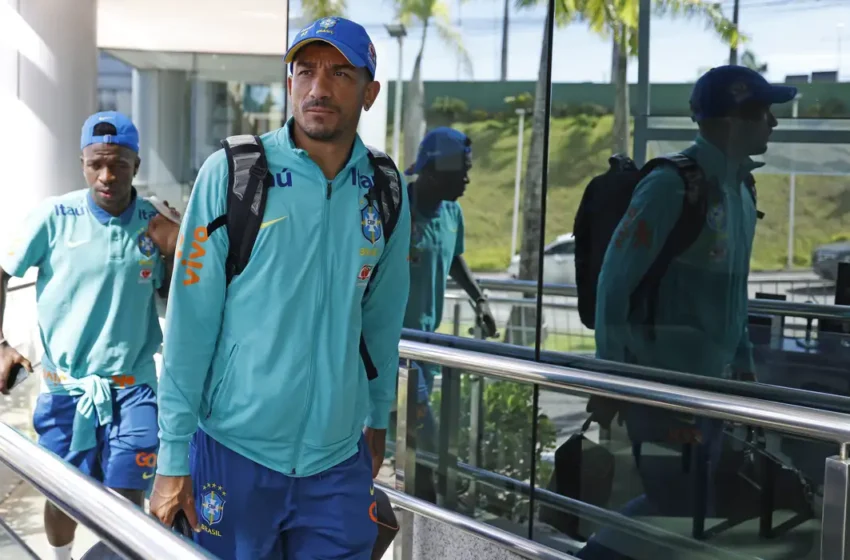  Seleção desembarca em Salvador para jogo contra o Uruguai.