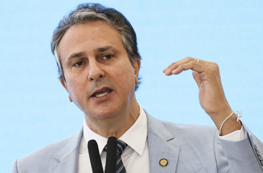  Camilo Santana poderá ser incluído nas pesquisas eleitorais, afirma Veja.