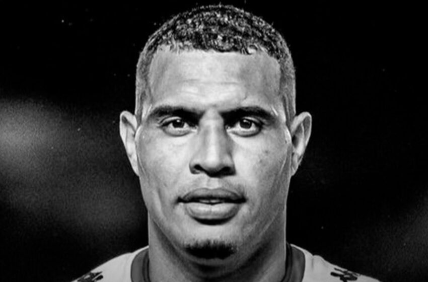  Jogador da Portuguesa-RJ, Michel Santos, morre em acidente na Bahia.