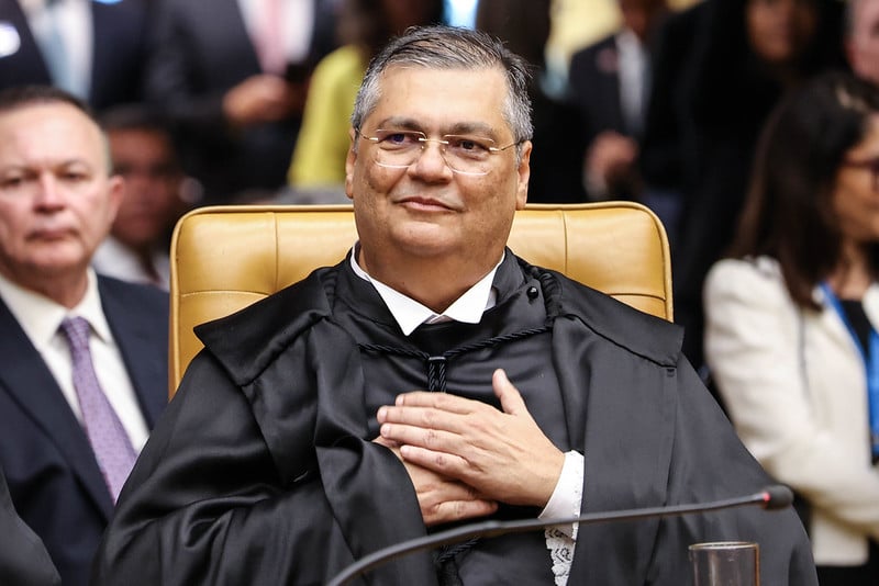  Dino suspende pagamento de R$ 4,2 bilhões em emendas e pede para PF investigar transferências.