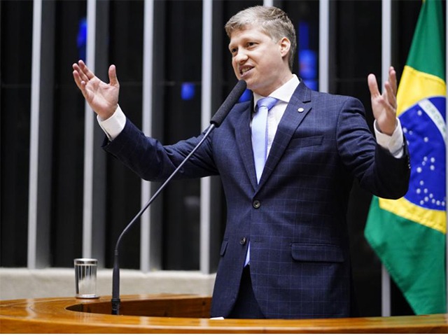  Novo oficializa Marcel van Hattem como candidato à presidência da Câmara.