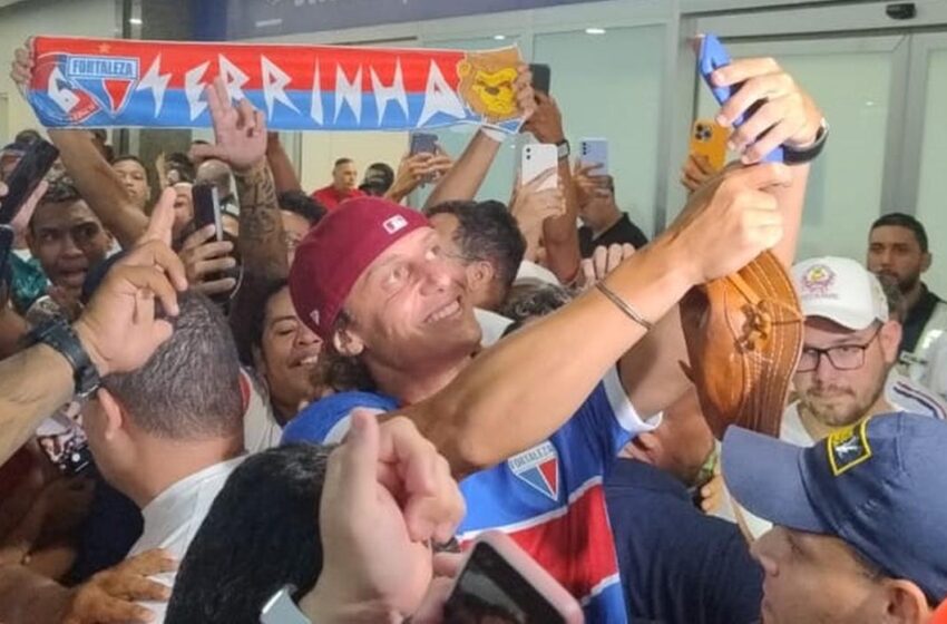  David Luiz desembarca com recepção calorosa da torcida do Fortaleza