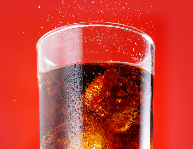  Justiça concede indenização a consumidor que encontrou rã em garrafa de Coca-Cola.