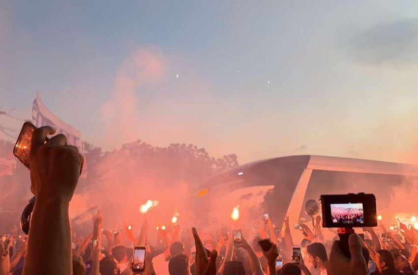  Com corredor de fogo, torcida do Fortaleza promete ‘festa raiz’ para confronto pela Libertadores.