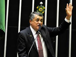  Guimarães declara que candidatura ao Senado é exigência de Lula e do PT nacional.