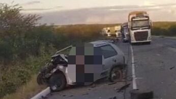  Motorista de carro de passeio morre após colidir com carreta na BR-116.