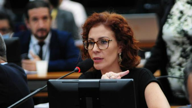  Carla Zambelli perde licença e começa a acumular faltas na Câmara.