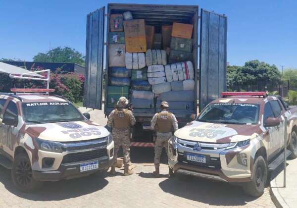  PMCE apreende duas carretas com produtos sem regularidade fiscal no Cariri