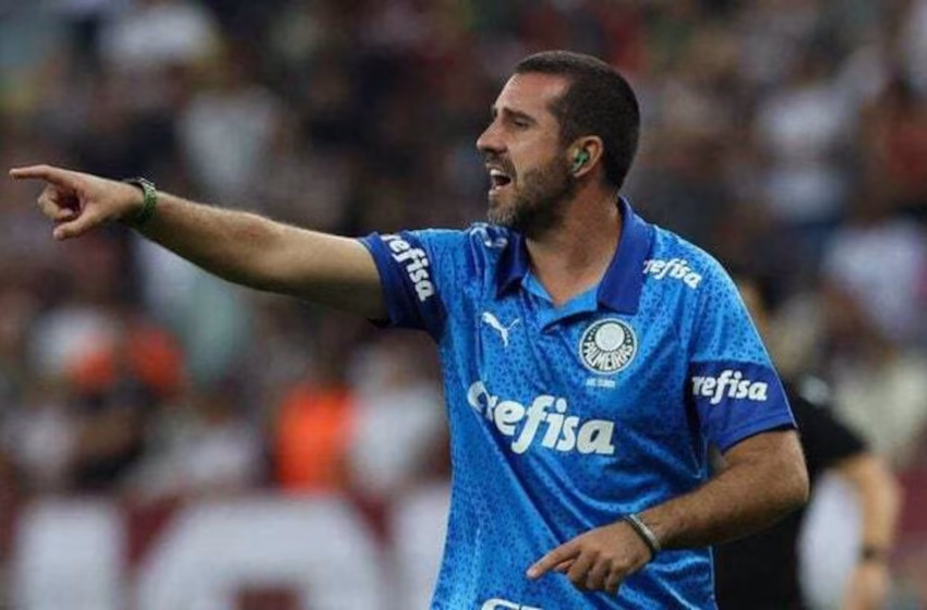  Auxiliar de Abel explica confusão no fim do jogo do Palmeiras.