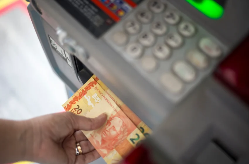  Novo valor de R$ 1.621 do salário mínimo começa a ser pago nesta segunda-feira.