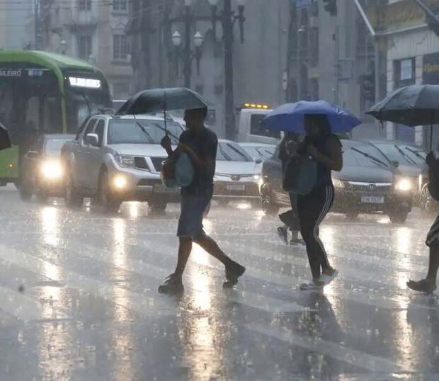  Frente fria e ciclone extratropical mudam o tempo no Brasil a partir de terça-feira.