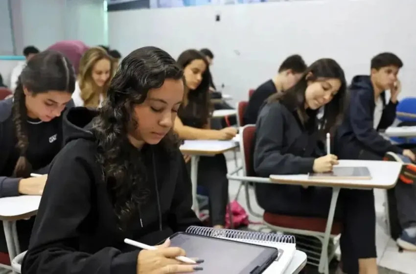  Mulheres no Ceará estudam mais, mas ganham menos que homens, aponta IBGE.
