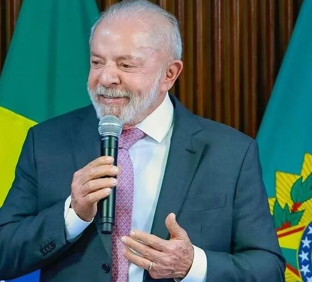  Lula volta a dizer que governo não deixará preços da gasolina e diesel aumentarem por guerra.