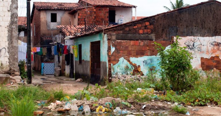 Ceará reduz em 35% proporção da extrema pobreza de 2023 a 2025, diz Ipece.
